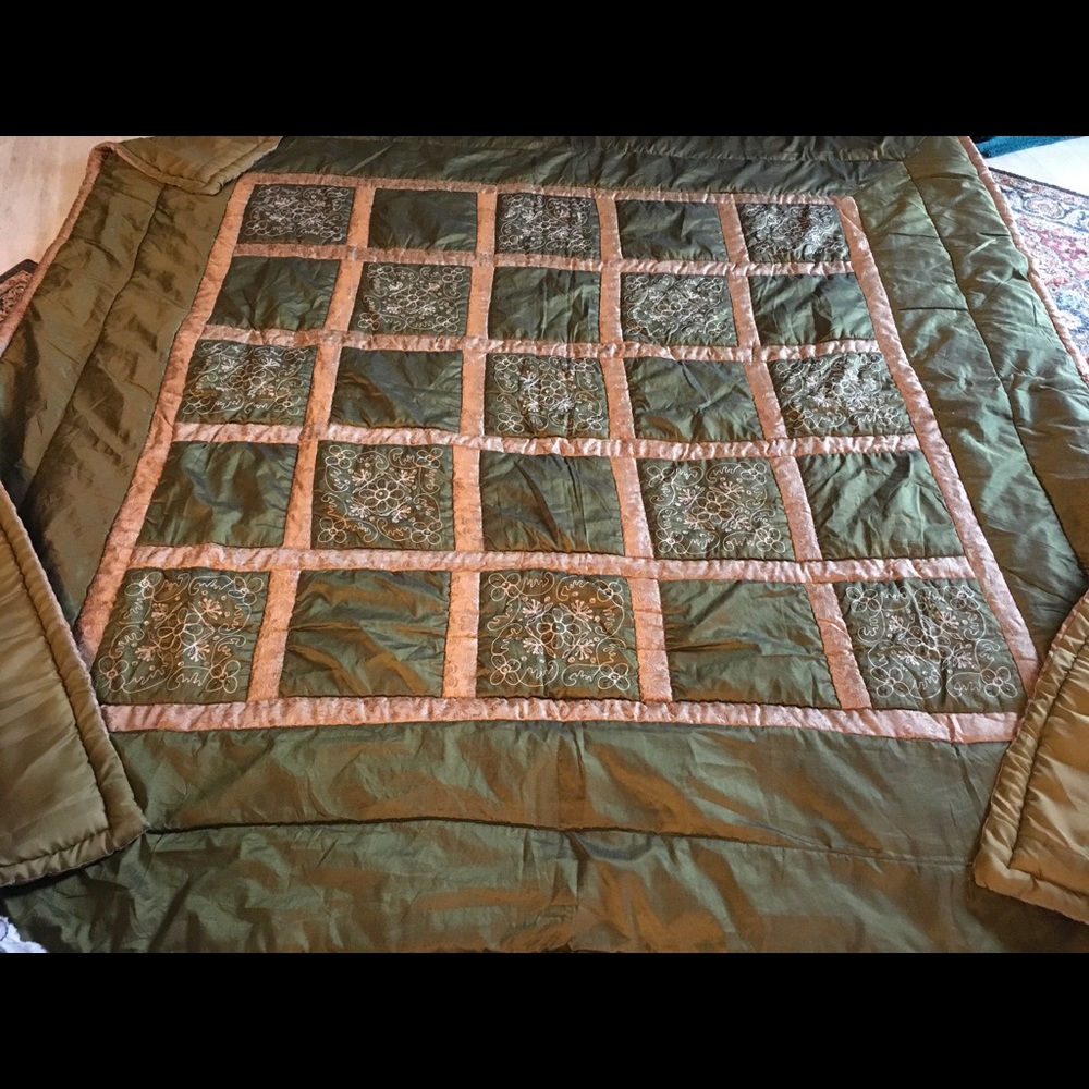 Stunning comforter with detailed embroidery